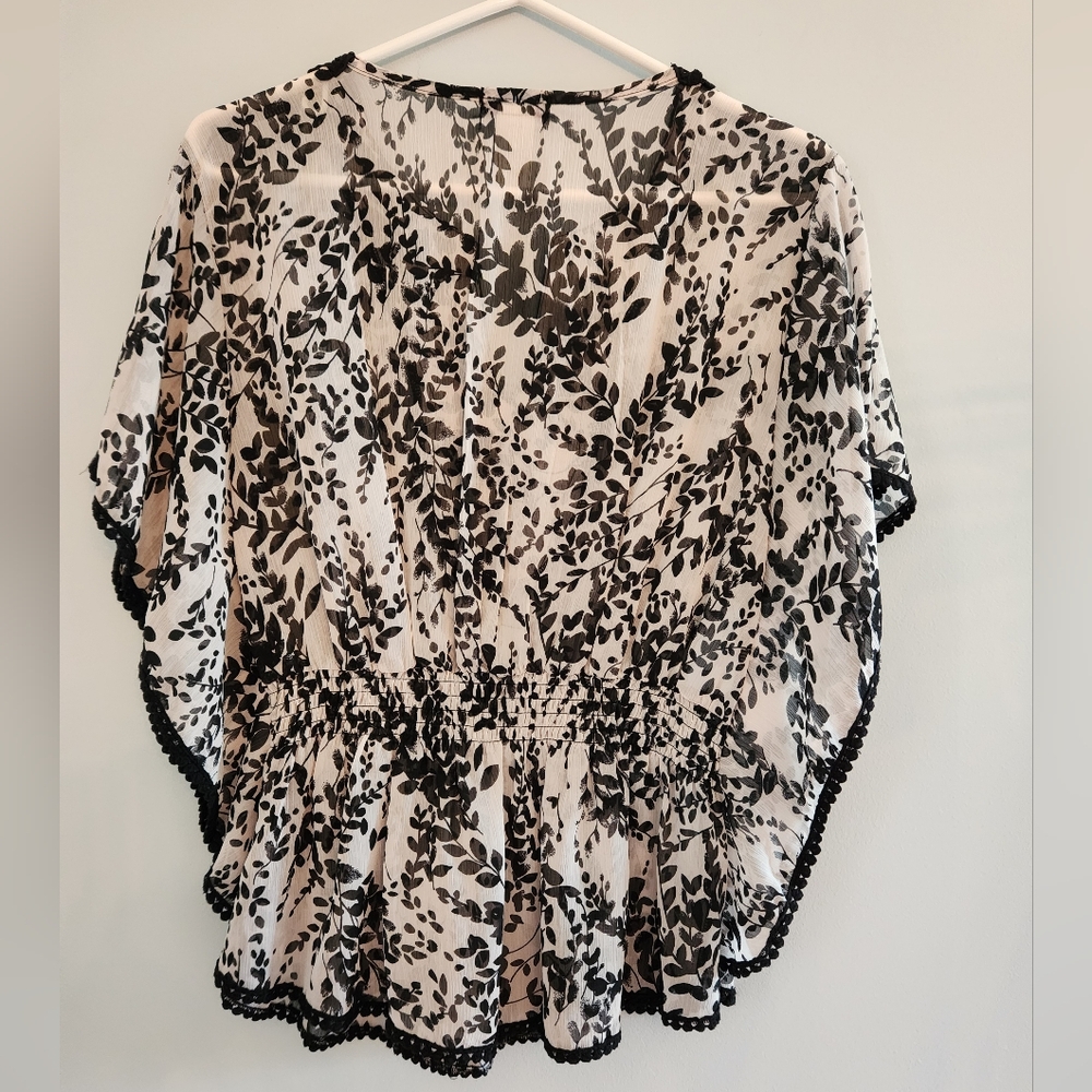 (4 For $20) Cocomo Black White print Butterfly Blouse. Size S. Black braid front - Picture 4 of 4